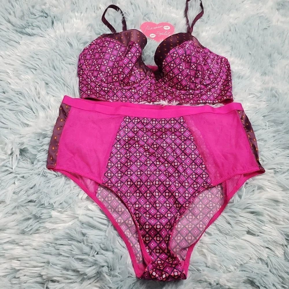 VS Fuchsia Long Lined Demi Cheeky 32 D/Small